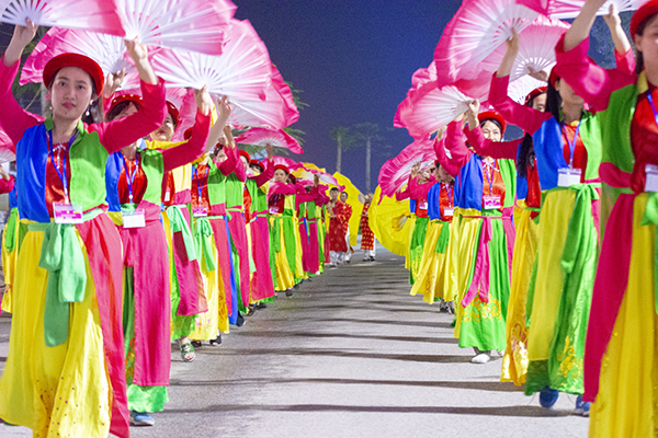 Quảng Ninh: Trai tài, gái sắc xuống phố ''bung lụa'' cùng Carnaval Hạ Long 2018