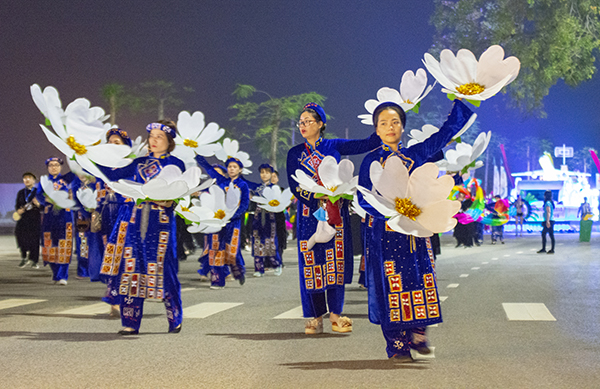 Quảng Ninh: Trai tài, gái sắc xuống phố ''bung lụa'' cùng Carnaval Hạ Long 2018