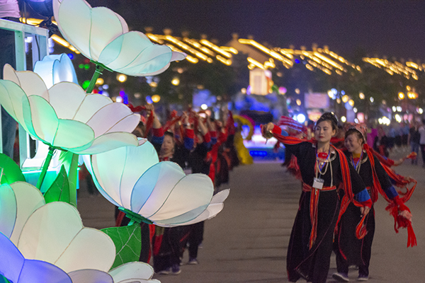 Quảng Ninh: Trai tài, gái sắc xuống phố ''bung lụa'' cùng Carnaval Hạ Long 2018