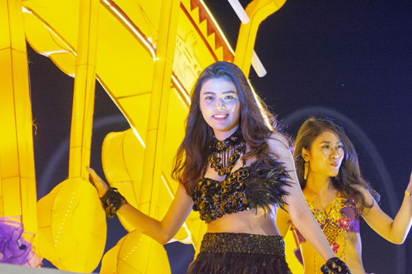 Quảng Ninh: Trai tài, gái sắc xuống phố ''bung lụa'' cùng Carnaval Hạ Long 2018