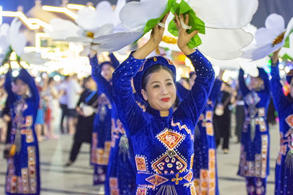 Quảng Ninh: Trai tài, gái sắc xuống phố ''bung lụa'' cùng Carnaval Hạ Long 2018