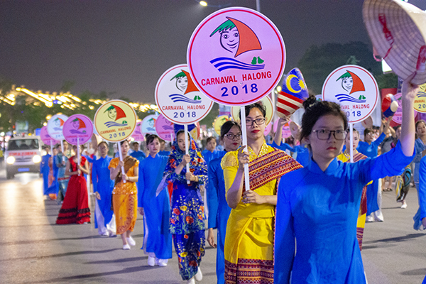 Quảng Ninh: Trai tài, gái sắc xuống phố ''bung lụa'' cùng Carnaval Hạ Long 2018