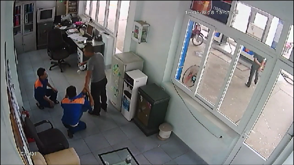 Đối tượng Hưng d&ugrave;ng ấm nước bằng sứ đập v&agrave;o đầu 2 nh&acirc;n vi&ecirc;n của c&acirc;y xăng 