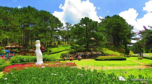 Tuy nhiên, chính những địa danh không được biết đến nhiều trên thế giới, như Đà Lạt là một ví dụ, lại làm cho du khách nước ngoài ngạc nhiên nhất. Những căn biệt thự cổ theo kiến trúc Pháp, bên cạnh những rừng thông vi vu trong gió và những vườn dâu chín đỏ, khiến cho ai đặt chân đến Đà Lạt cũng ngỡ mình đang ở một thành phố nào đó của châu Âu.