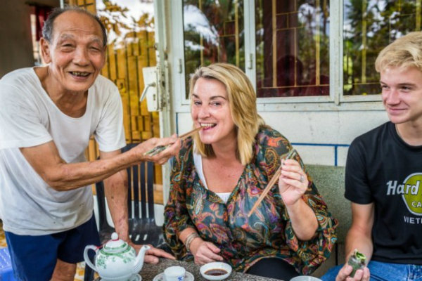 2. Con người thân thiện và mến khách: Giống như nhiều nước láng giềng ở khu vực Đông Nam Á, Việt Nam cũng nổi tiếng có một “tài sản” quý báu đó là sự thân thiện và mến khách của người dân. Ở khắp mọi nơi bạn ghé thăm, bạn sẽ được chào đón bằng những nụ cười thân thiện và luôn được giúp đỡ khi có nhu cầu. Ví dụ, như người dân Huế nổi tiếng với phong cách thanh lịch và ngọt ngào, người dân Hội An được biết đến bởi sự trung thực. Nếu bạn có dịp đến với đồng bằng sông Cửu Long, bạn sẽ vô cùng ấn tượng với sự chân chất và nhiệt tình của những người dân ở miền sông nước nơi đây.