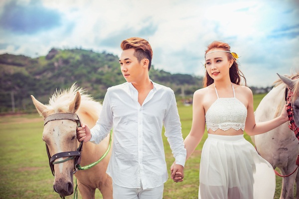 Bộ ảnh cưới tr&ecirc;n lưng ngựa đầy phong c&aacute;ch của cặp đ&ocirc;i S&agrave;i th&agrave;nh