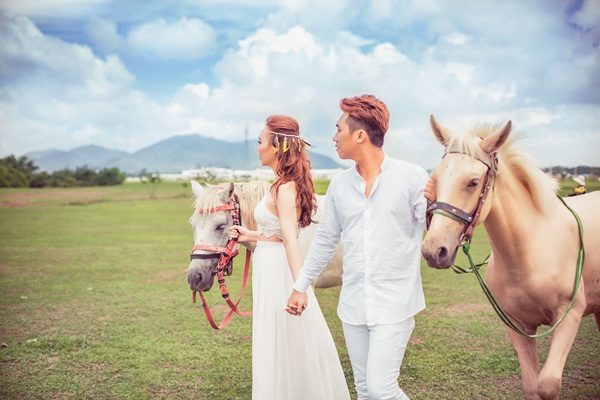 Bộ ảnh cưới tr&ecirc;n lưng ngựa đầy phong c&aacute;ch của cặp đ&ocirc;i S&agrave;i th&agrave;nh