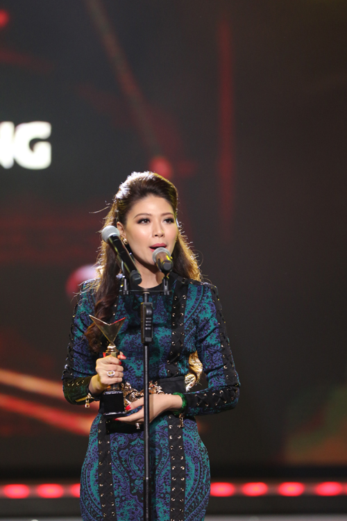 Hồ Văn Cường vượt qua Sơn T&ugrave;ng M-TP gi&agrave;nh giải ca sĩ của năm