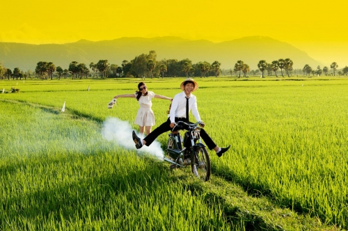  Nhắc đến những địa điểm chụp ảnh cưới đẹp ở miền Nam th&igrave; kh&ocirc;ng thể kh&ocirc;ng nhắc đến S&agrave;i G&ograve;n. S&agrave;i G&ograve;n với nhiều địa điểm đậm phong c&aacute;ch hiện đại như to&agrave; nh&agrave; Bitexco ( l&agrave; t&ograve;a nh&agrave; cao thứ ba tại Việt Nam), khu đ&ocirc; thị Ph&uacute; Mĩ Hưng, Thảo Điền Village, ven s&ocirc;ng S&agrave;i G&ograve;n&hellip;