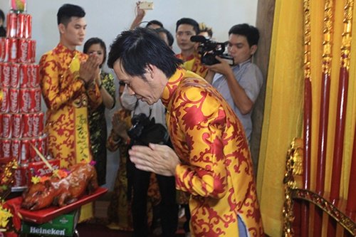 Nh&agrave; thờ tổ 'khủng' của Ho&agrave;i Linh chật cứng nghệ sĩ v&agrave; kh&aacute;n giả