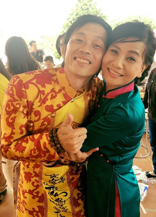 Nh&agrave; thờ tổ 'khủng' của Ho&agrave;i Linh chật cứng nghệ sĩ v&agrave; kh&aacute;n giả