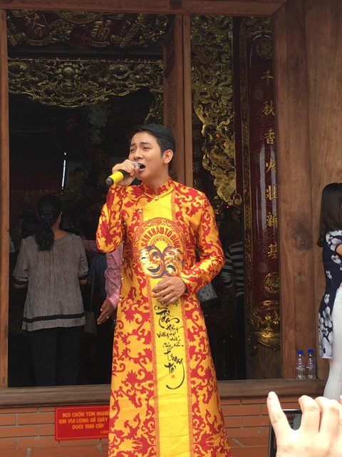 Nh&agrave; thờ tổ 'khủng' của Ho&agrave;i Linh chật cứng nghệ sĩ v&agrave; kh&aacute;n giả