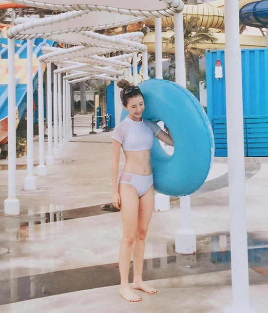 Quỳnh Anh Shyn khoe eo thon dáng chuẩn