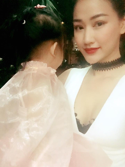 Maya t&acirc;m sự về m&ugrave;a Trăng thứ 2 của con g&aacute;i Bồ C&acirc;u: ''Cả tối mẹ chỉ mải ngắm chị Hằng n&agrave;y, chẳng biết năm nay tr&ograve;n s&aacute;ng như n&agrave;o nữa? 3h s&aacute;ng ng&oacute; ra của sổ chẳng thấy Trăng đ&acirc;u cả, hihi. Em đ&atilde; ngủ với giấc mơ tuyệt vời r&ugrave;i c&ograve;n mẹ th&igrave; đ&ecirc;m nay sẽ mơ g&igrave; đ&acirc;y?''