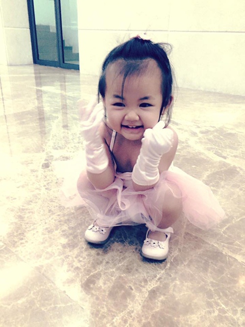 Maya t&acirc;m sự về m&ugrave;a Trăng thứ 2 của con g&aacute;i Bồ C&acirc;u: ''Cả tối mẹ chỉ mải ngắm chị Hằng n&agrave;y, chẳng biết năm nay tr&ograve;n s&aacute;ng như n&agrave;o nữa? 3h s&aacute;ng ng&oacute; ra của sổ chẳng thấy Trăng đ&acirc;u cả, hihi. Em đ&atilde; ngủ với giấc mơ tuyệt vời r&ugrave;i c&ograve;n mẹ th&igrave; đ&ecirc;m nay sẽ mơ g&igrave; đ&acirc;y?''