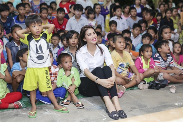 Phạm Hương hạnh ph&uacute;c đ&oacute;n Trung thu ấm &aacute;p c&ugrave;ng người ngh&egrave;o