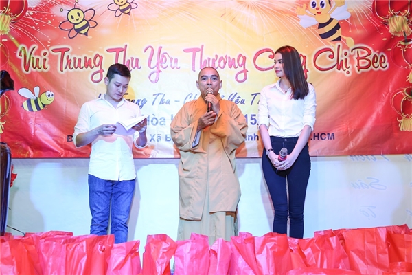 Phạm Hương hạnh ph&uacute;c đ&oacute;n trung thu đầm ấm c&ugrave;ng người ngh&egrave;o