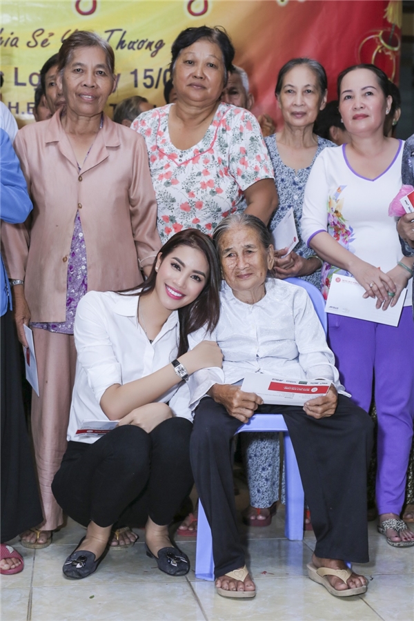 Phạm Hương hạnh ph&uacute;c đ&oacute;n Trung thu ấm &aacute;p c&ugrave;ng người ngh&egrave;o