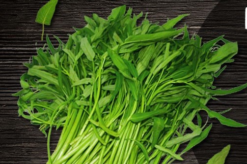 Kh&ocirc;ng n&ecirc;n chọn rau c&oacute; m&agrave;u xanh đen.