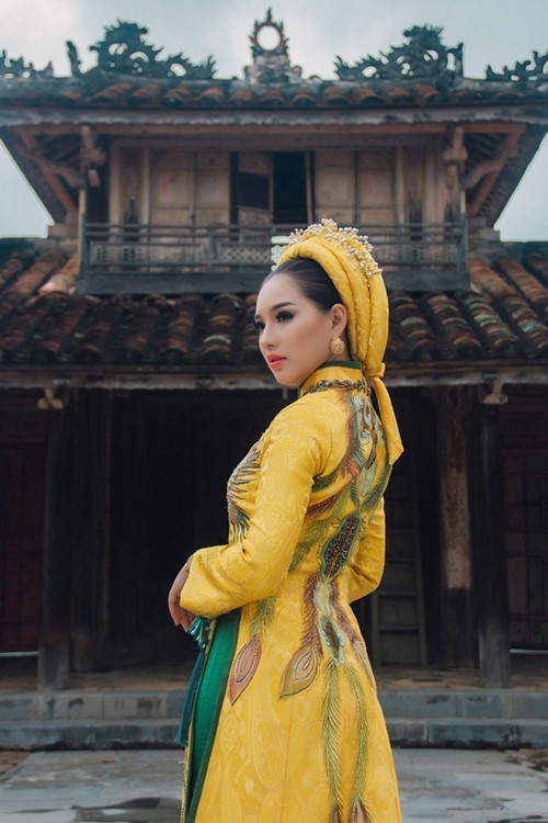 Vẻ kiều diễm của cô từng lọt vào mắt xanh của một vài nhà thiết kế và thỉnh thoảng cộng tác vài bộ ảnh thời trang trước khi kết hôn