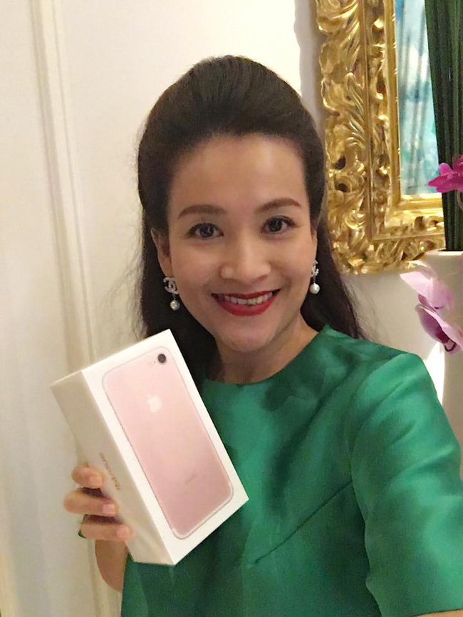 Những sao Việt đầu ti&ecirc;n sở hữu iphone 7