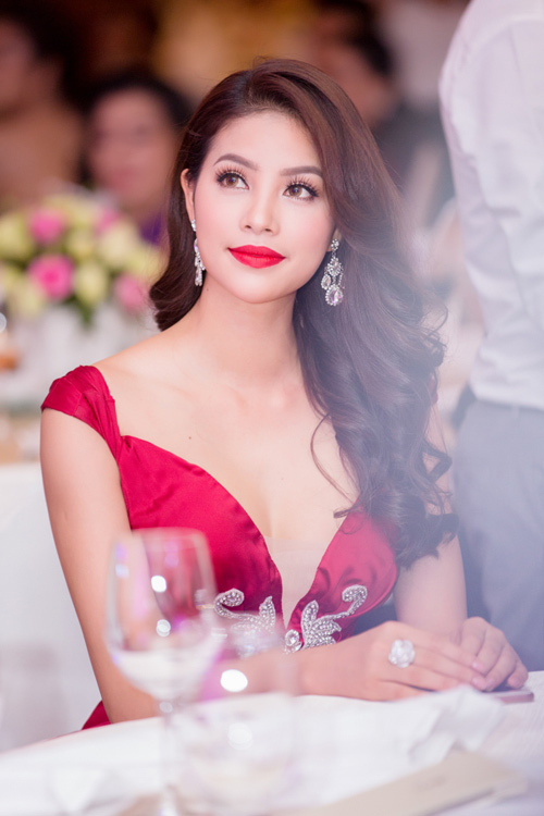 Phạm Hương b&igrave;nh y&ecirc;n trong v&ograve;ng tay của 'người chống lưng' 