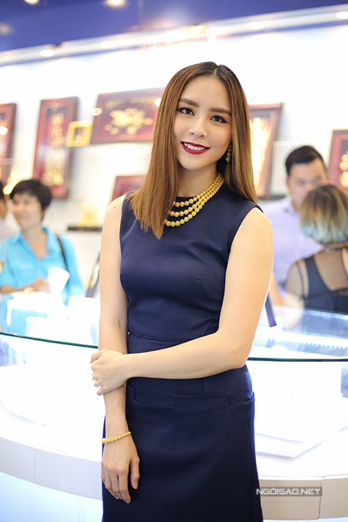 Đến tham dự sự kiện c&ograve;n c&oacute; sự g&oacute;p mặt của ''b&agrave; mẹ hai con'' Dương Trương Thi&ecirc;n L&yacute; cũng kh&ocirc;ng hề chịu ''l&eacute;p vế'' trước ''đ&agrave;n em'' khi sử dụng bộ trang sức trị gi&aacute; 1 tỷ đồng v&agrave; hoa hậu Biển Nguyễn Thị Loan khoe v&ograve;ng 1 t&aacute;o bạo bởi chiếc v&aacute;y xẻ s&acirc;u kết hợp c&ugrave;ng bộ hoa tai v&agrave; nhẫn c&oacute; gi&aacute; gần 200 đồng.