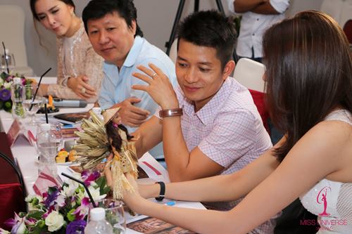 Phạm Hương chọn quốc phục cho đại diện Việt Nam thi Hoa hậu ho&agrave;n vũ