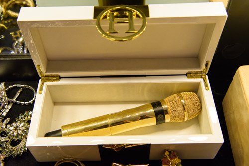 'Cho&aacute;ng' với tủ đồ kim cương của Đ&agrave;m Vĩnh Hưng cho đ&ecirc;m nhạc kỉ niệm