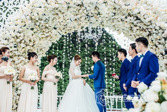 Sự thật về đ&aacute;m cưới lộng lẫy của Hương Giang idol