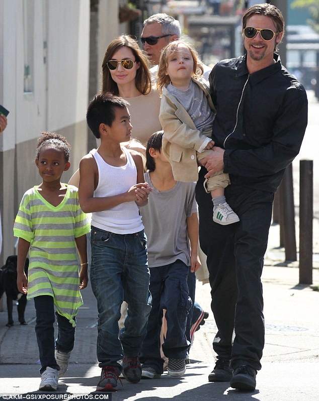 Cuộc sống 'kh&ocirc;ng như mơ' của Brad Pitt v&agrave; Angelina Jolie