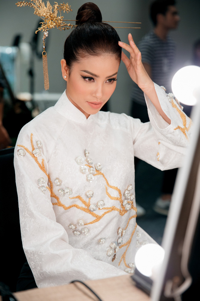 Phạm Hương lần đầu c&ugrave;ng b&agrave; ngoại ca cải lương tr&ecirc;n s&agrave;n diễn thời trang