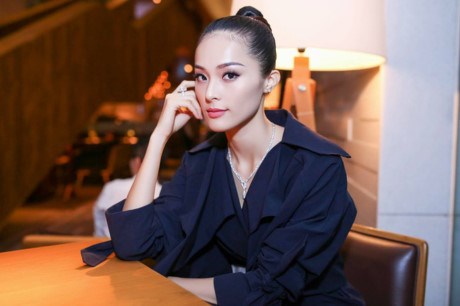 Hạ Vi l&ecirc;n tiếng về tin đồn được Cường Đ&ocirc; la tặng trang sức tiền tỷ
