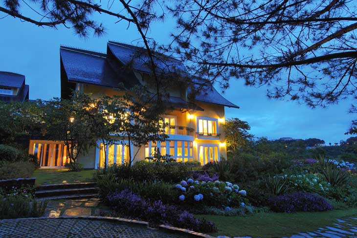 Chi&ecirc;m ngưỡng resort tr&agrave;n ngập sắc hoa ở Đ&agrave; Lạt