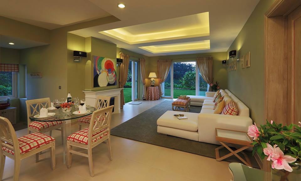 Ở resort Đ&agrave; Lạt cao cấp n&agrave;y, nổi bật nhất với nh&agrave; h&agrave;ng ''5 Hoa'' được bao quanh bởi c&aacute;nh rừng th&ocirc;ng xanh ng&aacute;t. Du kh&aacute;ch c&oacute; thể thưởng thức ẩm thực của cả Ch&acirc;u &Aacute; v&agrave; Ch&acirc;u &Acirc;u được phục vụ bởi đầu bếp chuy&ecirc;n nghiệp của L&agrave;ng B&igrave;nh An trong một bầu kh&ocirc;ng kh&iacute; ấm c&uacute;ng v&agrave; l&atilde;ng mạn.