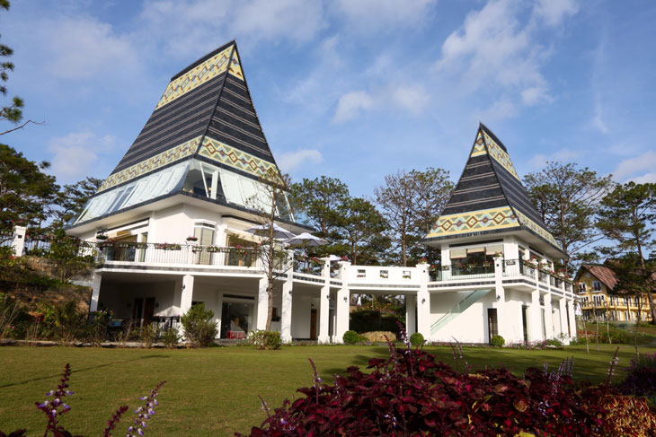 Ở resort Đ&agrave; Lạt cao cấp n&agrave;y, nổi bật nhất với nh&agrave; h&agrave;ng ''5 Hoa'' được bao quanh bởi c&aacute;nh rừng th&ocirc;ng xanh ng&aacute;t. Du kh&aacute;ch c&oacute; thể thưởng thức ẩm thực của cả Ch&acirc;u &Aacute; v&agrave; Ch&acirc;u &Acirc;u được phục vụ bởi đầu bếp chuy&ecirc;n nghiệp của L&agrave;ng B&igrave;nh An trong một bầu kh&ocirc;ng kh&iacute; ấm c&uacute;ng v&agrave; l&atilde;ng mạn.