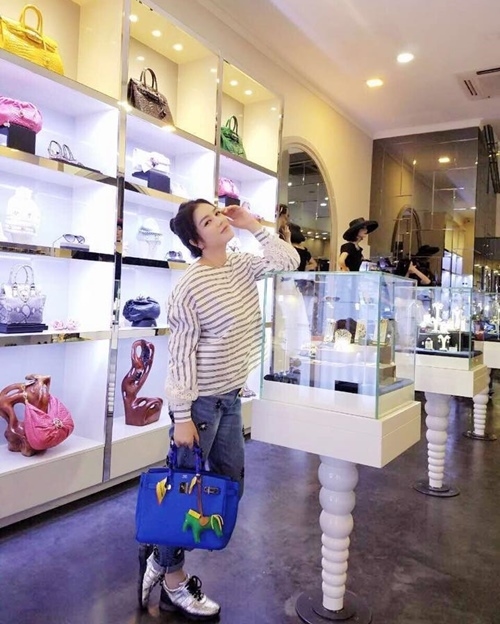 Lý Nhã Kỳ gây 'sốc' với bộ sưu tập túi hàng trăm tỷ Lý Nhã Kỳ gây 'sốc' với bộ sưu tập túi hàng trăm tỷ