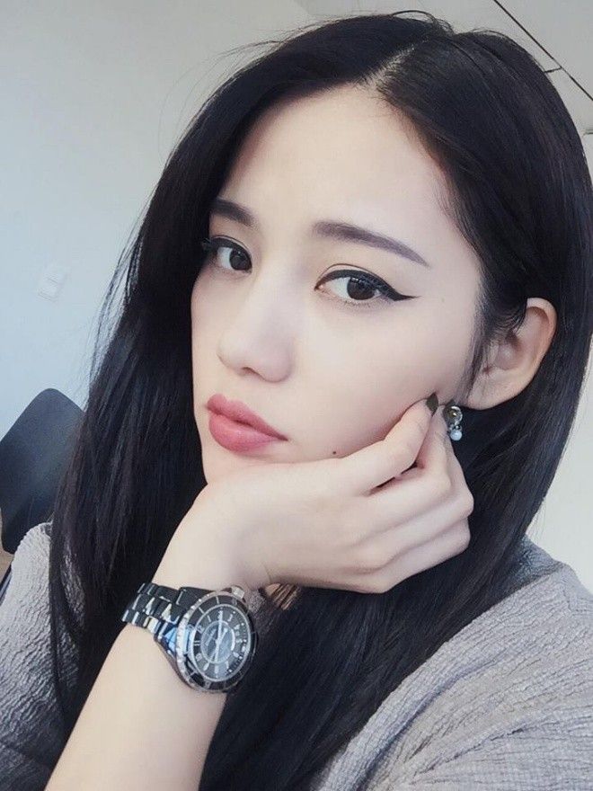 Bộ sưu tập đồ hiệu h&agrave;ng tỷ đồng của bạn g&aacute;i Tiến Đạt