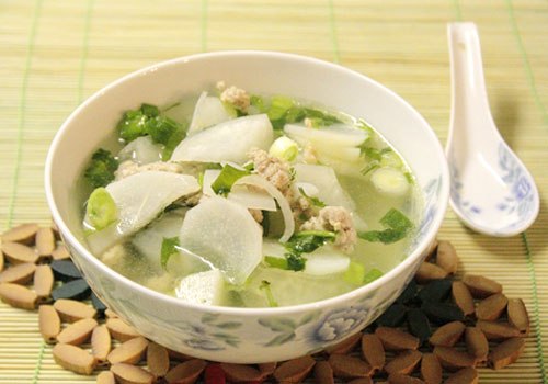 Canh thịt b&ograve; củ cải gi&uacute;p tăng sức đề kh&aacute;ng cho m&ugrave;a dịch bệnh