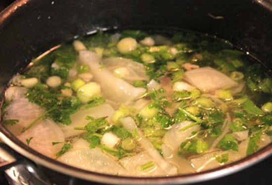 Canh thịt b&ograve; củ cải gi&uacute;p tăng sức đề kh&aacute;ng cho m&ugrave;a dịch bệnh