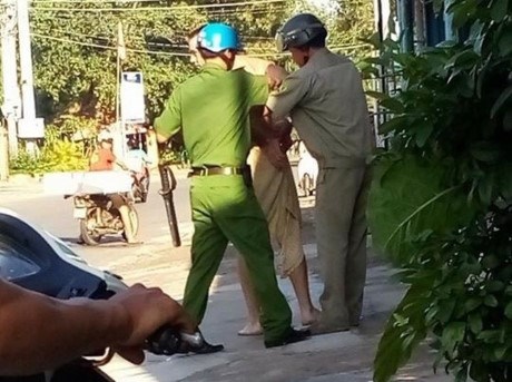 Du kh&aacute;ch Anh tho&aacute;t y tr&ecirc;n đường phố v&igrave; h&uacute;t cần sa