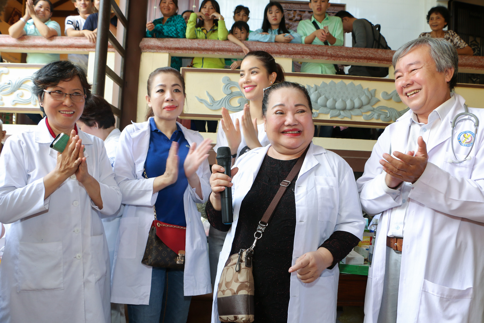 Phạm Hương c&ugrave;ng b&agrave; ngoại đi tặng thuốc cho người miền T&acirc;y