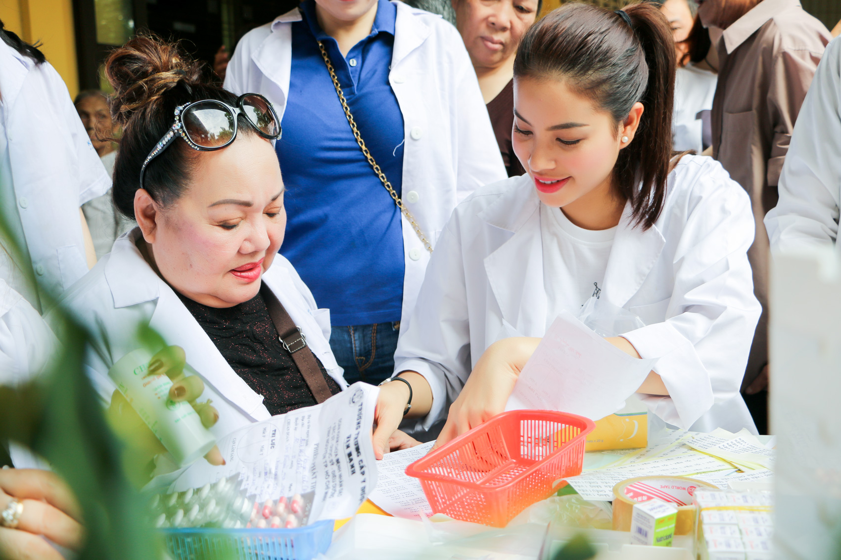 Phạm Hương c&ugrave;ng b&agrave; ngoại đi tặng thuốc cho người miền T&acirc;y