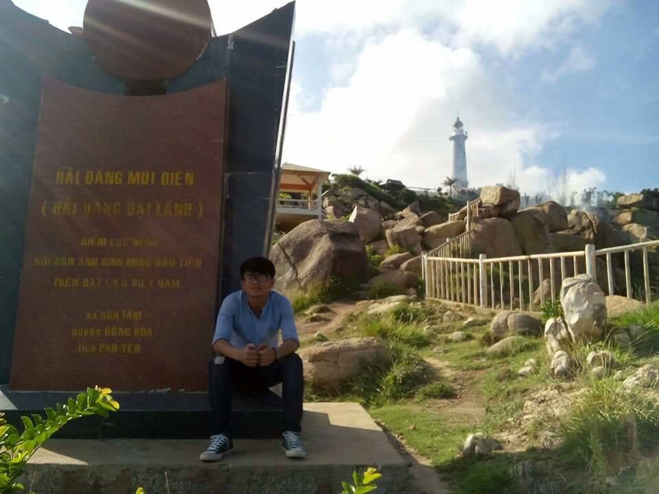 Hải đăng Đại L&atilde;nh giữa trời xanh, được người Ph&aacute;p x&acirc;y năm 1890, b&ecirc;n trong l&agrave; cầu thang gỗ 110 bậc.