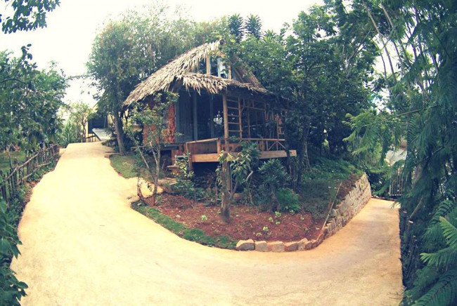 Mọi người ai đ&atilde; từng đặt ch&acirc;n đến Củi Homestay đều nhắn nhủ rằng, kh&ocirc;ng hiểu sao khu nghỉ dưỡng n&agrave;y lại đậm chất Đ&agrave; Lạt đến thế.  Đặc biệt, trước mỗi căn nh&agrave; c&ograve;n c&oacute; m&aacute;i hi&ecirc;n với một bộ b&agrave;n gỗ xinh xắn để bạn nh&acirc;m nhi một t&aacute;ch tr&agrave; n&oacute;ng v&agrave;o buổi s&aacute;ng hay những h&ocirc;m trời mưa lất ph&aacute;t vừa ngồi b&ecirc;n hi&ecirc;n uống tr&agrave;, vừa ngắm cảnh với người m&igrave;nh y&ecirc;u nữa th&igrave; l&atilde;ng mạn th&ocirc;i rồi.