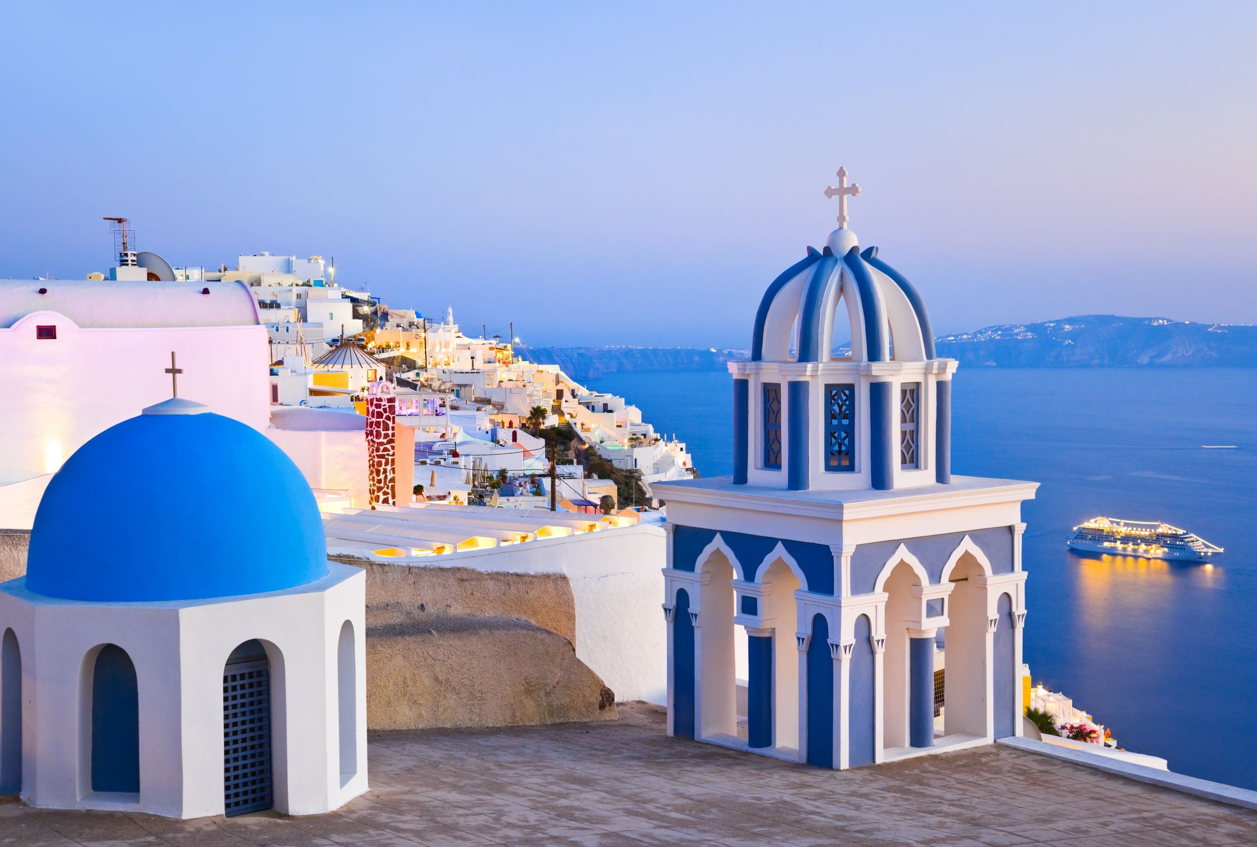 Chu du Hi Lạp v&agrave; kh&aacute;m ph&aacute; những ng&ocirc;i nh&agrave; nấm ở Santorini
