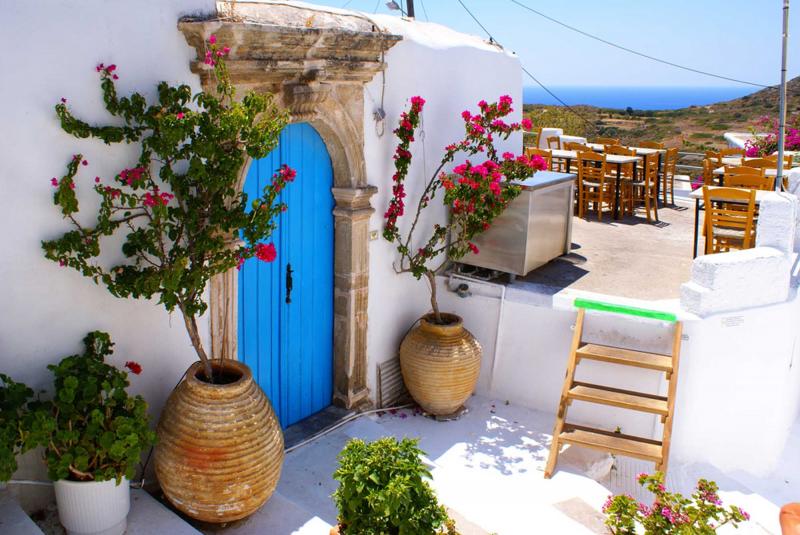 Chu du Hi Lạp v&agrave; kh&aacute;m ph&aacute; những ng&ocirc;i nh&agrave; nấm ở Santorini