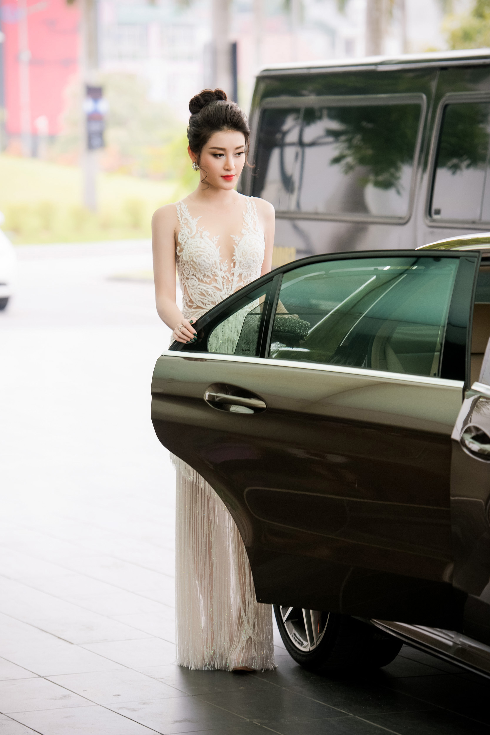 &Aacute; hậu Huyền My được mẹ đưa đ&oacute;n tới event bằng xế hộp tiền tỷ