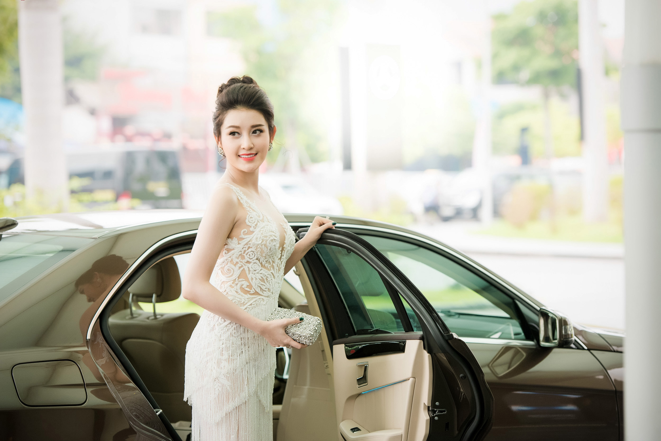 &Aacute; hậu Huyền My được mẹ đưa đ&oacute;n tới event bằng xế hộp tiền tỷ