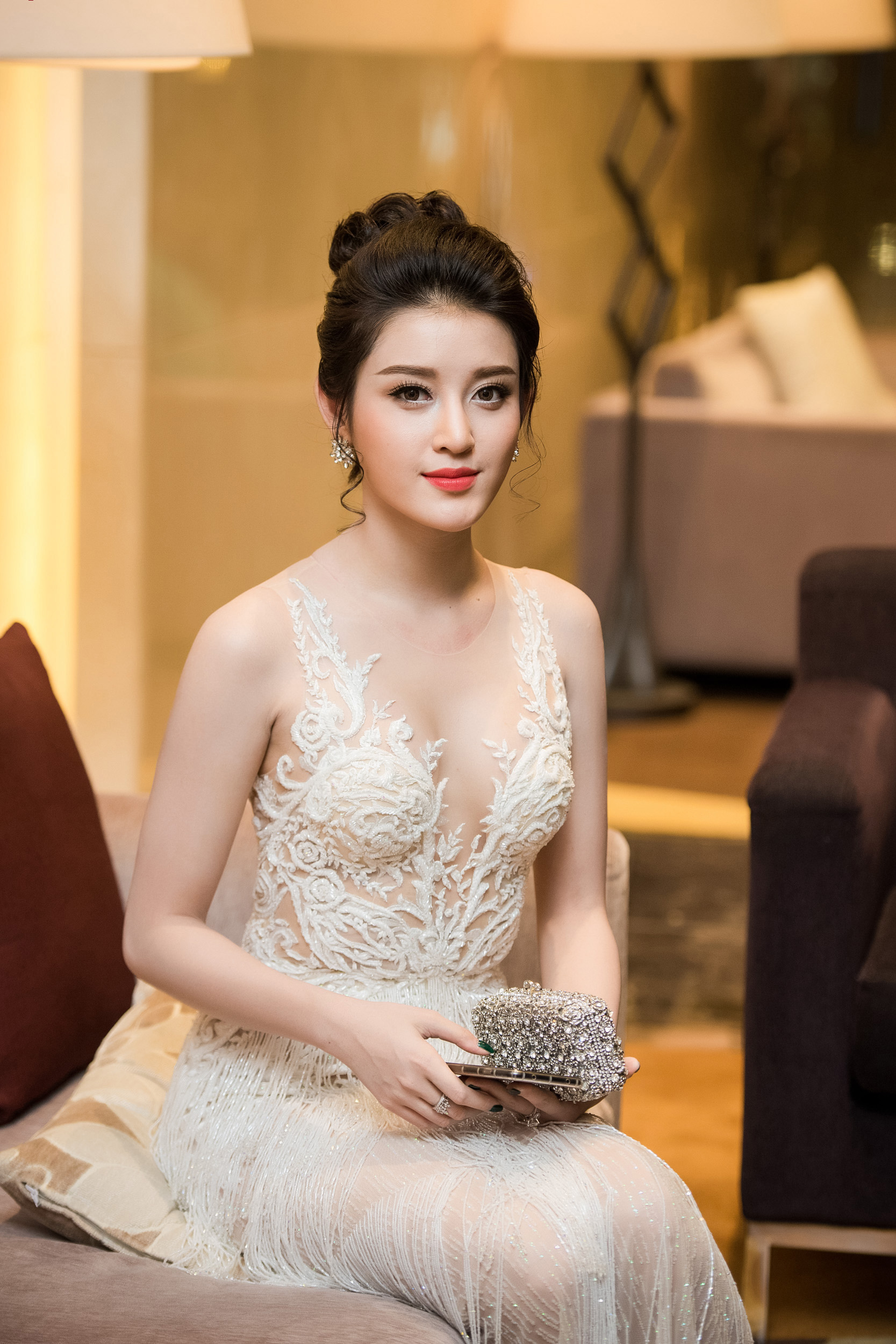 &Aacute; hậu Huyền My được mẹ đưa đ&oacute;n tới event bằng xế hộp tiền tỷ